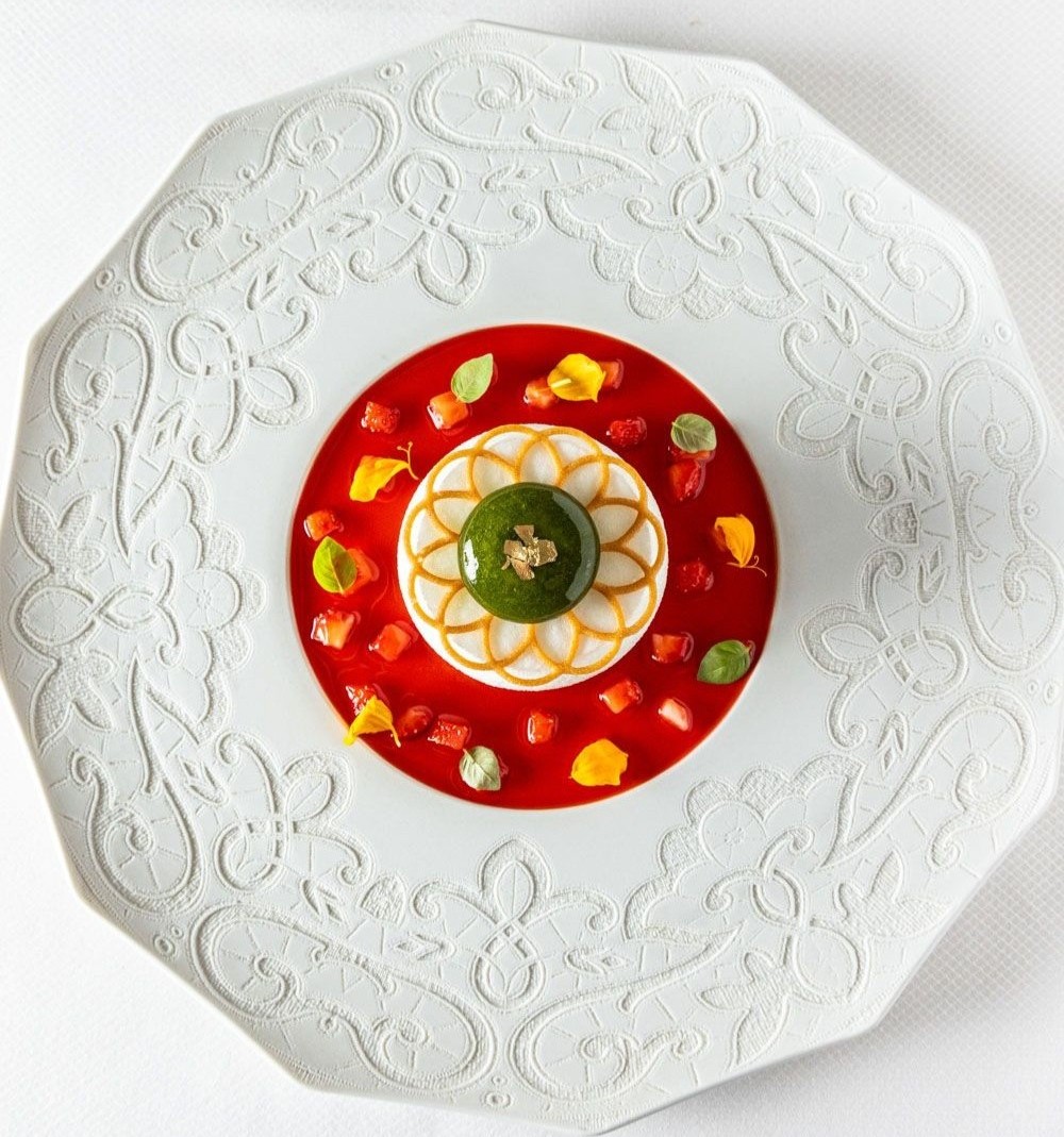 Tartare de tomates et herbes fraîches sur assiette blanche en relief, cuisine gastronomique Haut-Rhin