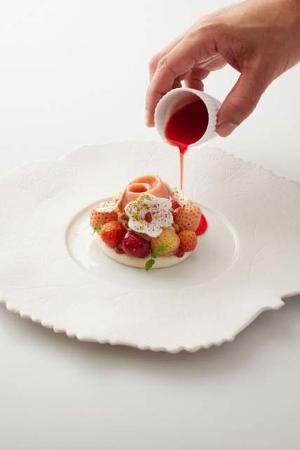Coulée de coulis rouge sur une composition de fruits et chantilly, dessert gastronomique Haut-Rhin