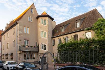 Vue extérieure de l'ensemble bâti de l'Hôtel l'Orchidée depuis la rue, Ensisheim Haut-Rhin