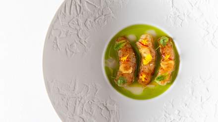 Crevettes rôties sur velouté vert en assiette blanche texturée, gastronomie Haut-Rhin
