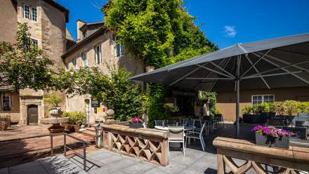 Terrasse extérieure ombragée avec store banne, tables et chaises, Restaurant l'Orchidée Ensisheim